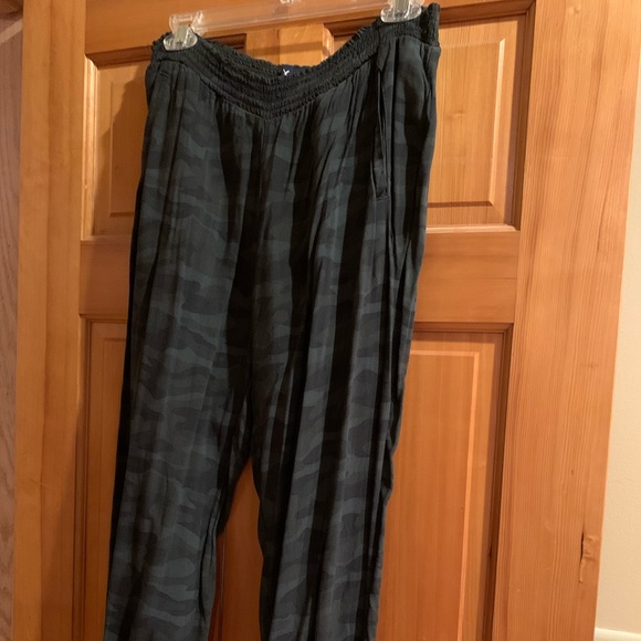 American Eagle camo cropped joggers - Picture 4 of 6
